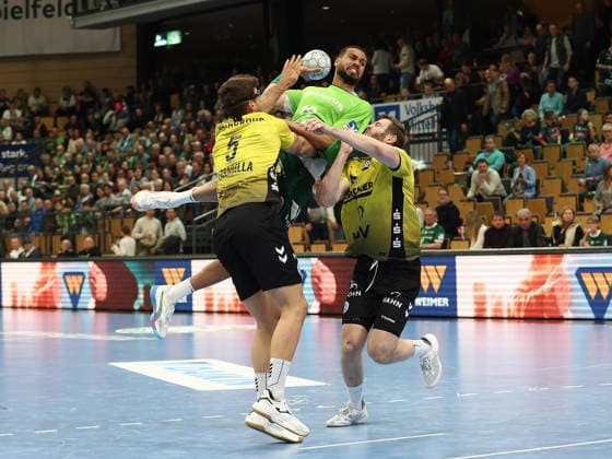 02 04 2026, xovx, Handball Daikin Handball Bundesliga, HSG Wetzlar TVB Stuttgart v l Antonio Serradilla TVB Stuttgart , Philipp Ahouansou HSG Wetzlar , Samuel Röthlisberger TVB Stuttgart Wetzlar Buderus Arena Hessen Germany EN