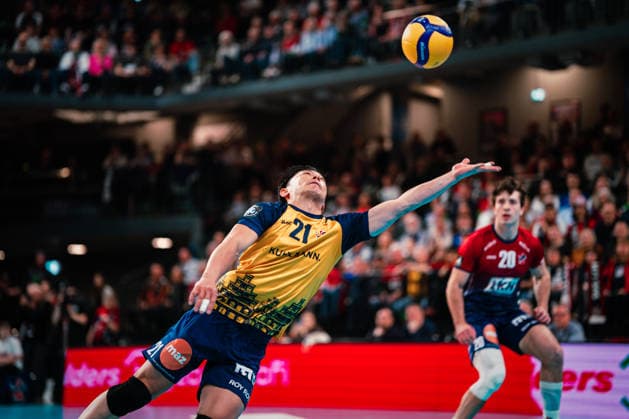 Sport Bilder des Tages CEV Cup: SVG Lüneburg - Greenyard Maaseik, 02.04.2026 Sho Takahashi (SVG Lüneburg, 21) will den Ball retten; CEV Volleyball Cup, Halbfinale, Rückspiel: SVG Lüneburg vs. Greenyard Maaseik am 02.04.2026 in der LKH-Arena, Lüneburg *** CEV Cup SVG Lüneburg Greenyard Maaseik, 02 04 2026 Sho Takahashi SVG Lüneburg, 21 wants to save the ball CEV Volleyball Cup, semi-final, second leg SVG Lüneburg vs Greenyard Maaseik on 02 04 2026 in the LKH Arena, Lüneburg Copyright: xBEAUTIFULxSPORTS Tonhäuserx