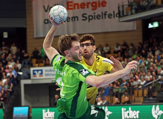02 04 2026, xovx, Handball Daikin Handball Bundesliga, HSG Wetzlar TVB Stuttgart v l Niklas Theiß HSG Wetzlar , Antonio Serradilla TVB Stuttgart Wetzlar Buderus Arena Hessen Germany EN
