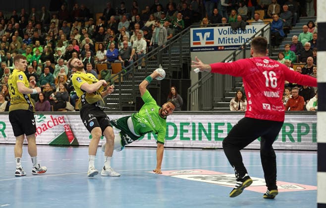 02 04 2026, xovx, Handball Daikin Handball Bundesliga, HSG Wetzlar TVB Stuttgart v l Simone Mengon TVB Stuttgart , Samuel Röthlisberger TVB Stuttgart , Philipp Ahouansou HSG Wetzlar , Miljan Vujovic TVB Stuttgart Wetzlar Buderus Arena Hessen Germany EN