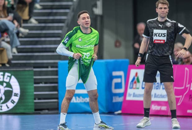 Sport Bilder des Tages GER, Wetzlar, HSG Wetzlar vs TVB 1898 Stuttgart, Daikin Handball-Bundesliga, Handball, HBL, Spielzeit 2025 2026, Buderus Arena Wetzlar, 27. Spieltag im Bild: Enttäuschung, Frust und Emotionen nach der Niederlage bei Ahmed Nafea (HSG Wetzlar 79) DFB DFL REGULATIONS PROHIBIT ANY USE OF PHOTOGRAPHS AS IMAGE SEQUENCES AND OR QUASI-VIDEO, 02.04.2026 *** GER, Wetzlar, HSG Wetzlar vs TVB 1898 Stuttgart, Daikin Handball Bundesliga, Handball, HBL, Season 2025 2026, Buderus Arena Wetzlar, 27 Matchday in picture Disappointment, frustration and emotions after the defeat at Ahmed Nafea HSG Wetzlar 79 DFB DFL REGULATIONS PROHIBIT ANY USE OF PHOTOGRAPHS AS IMAGE SEQUENCES AND OR QUASI VIDEO, 02 04 2026 Copyright: HMBxMedia HendrikxHamelau