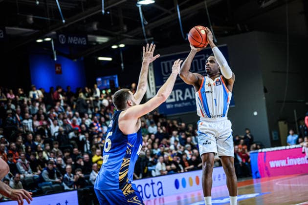 easycredit BBL Basketball Bundesliga 2025 2026 27 Matchday 02 04 2026 Science City Jena vs SKYLINERS Frankfurt v re Uchenna Iroegbu Jena throwing against Radii Caisin Frankfurt Sparkassen Arena