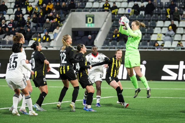 GOTHENBURG, SWEDEN 20260402 Hacken goalkeeper Fanney Birkisdottir 1 makes a save during the UEFA Women s Europa Cup 2nd leg semi final soccer match between BK Häcken and Eintracht Frankfurt at Hisingen Arena in Gothenburg, Sweden, on April 2, 2026 GÖTEBORG SWEDEN x9200x  Copyright: xAdamxIhse TTx SWEDEN SOCCER UEFA WOMEN S EUROPA CUP