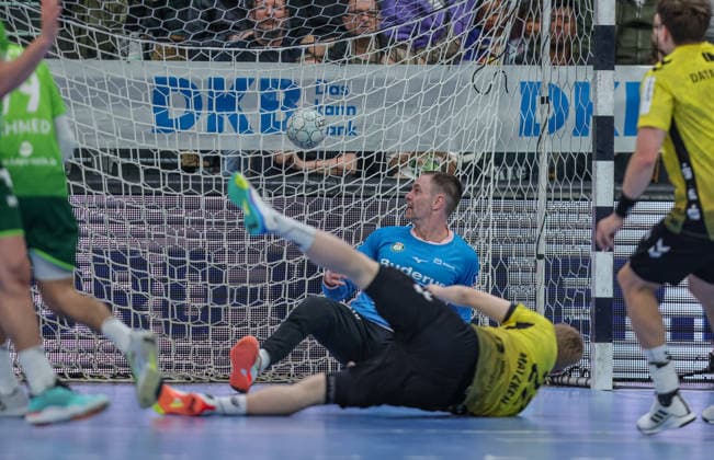 GER, Wetzlar, HSG Wetzlar vs TVB 1898 Stuttgart, Daikin Handball Bundesliga, Handball, HBL, Season 2025 2026, Buderus Arena Wetzlar, 27 Matchday in picture f l Andreas Palicka HSG Wetzlar 52 beaten, Goal DFB DFL REGULATIONS PROHIBIT ANY USE OF PHOTOGRAPHS AS IMAGE SEQUENCES AND OR QUASI VIDEO, 02 04 2026 Copyright: HMBxMedia HendrikxHamelau