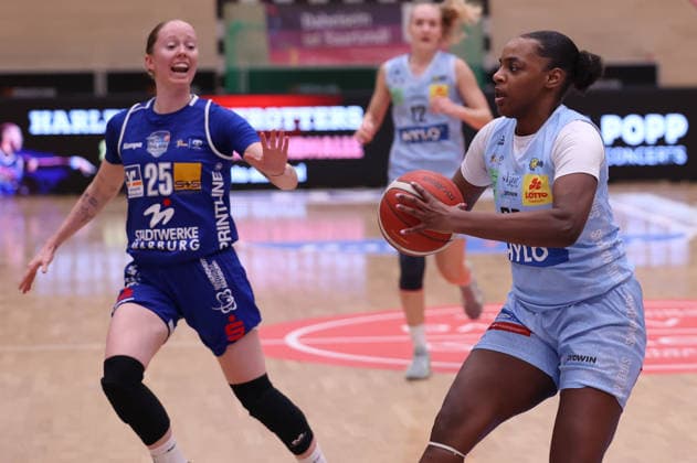 Sport Bilder des Tages 02.04.2026, Basketball, Frauen, Saison 2025 2026, Toyota Damen Basketball Bundesliga, Playoffs, Saarlouis Royals - Basketball-Club Marburg e.V., Jordyn Jenkins (Saarlouis Royals), Caitlyn Jones (Basketball-Club Marburg e.V.) Saarlouis Stadtgartenhalle Saarland Deutschland (DEU) *** 02 04 2026, Basketball, Women, Season 2025 2026, Toyota Womens Basketball Bundesliga, Playoffs, Saarlouis Royals Basketball Club Marburg e V , Jordyn Jenkins Saarlouis Royals , Caitlyn Jones Basketball Club Marburg e V Saarlouis Stadtgartenhalle Saarland Germany DEU Copyright: xSebastianxBachx