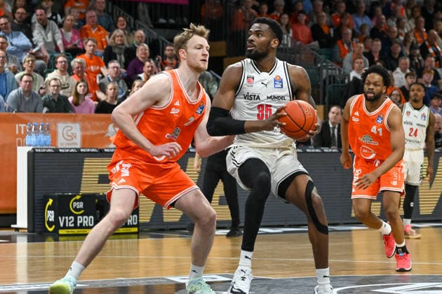 Ejiofor Onu BMA365 Baskets Bamberg, 35 and Lars Thiemann RASTA Vechta, 21 RASTA Vechta vs BMA365 Baskets Bamberg, easyCredit Basketball Bundesliga, Matchday 27, Season 2025 2026, 02 04 2026, RASTA Vechta vs BMA365 Baskets Bamberg, easyCredit Basketball Bundesliga, Matchday 27, Season 2025 2026, 02 04 2026 Vechta Copyright: xEibner-Pressefoto RobertxGertzenx EP_RGN