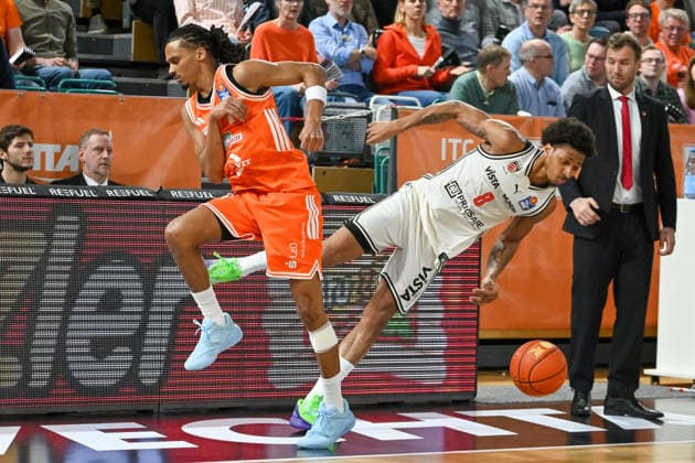 Demarcus Demonia BMA365 Baskets Bamberg, 08 in duel with Alonzo Verge jr RASTA Vechta, 11 RASTA Vechta vs BMA365 Baskets Bamberg, easyCredit Basketball Bundesliga, Matchday 27, Season 2025 2026, 02 04 2026, RASTA Vechta vs BMA365 Baskets Bamberg, easyCredit Basketball Bundesliga, Matchday 27, Season 2025 2026, 02 04 2026 Vechta Copyright: xEibner-Pressefoto RobertxGertzenx EP_RGN