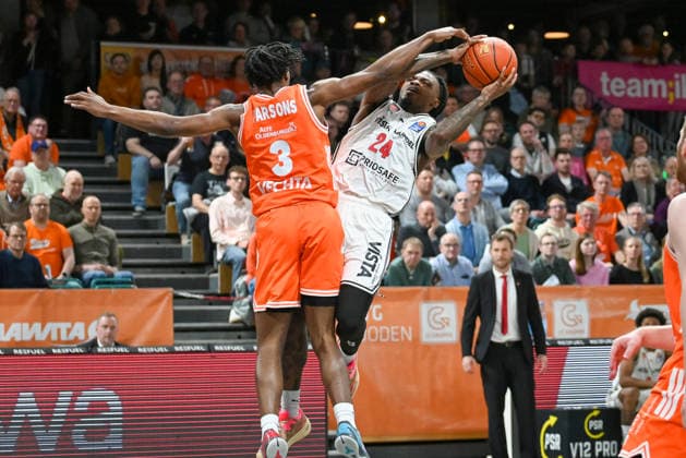 Cobe Williams BMA365 Baskets Bamberg, 24 on the ball geen Malik Parsons RASTA Vechta, 03 RASTA Vechta vs BMA365 Baskets Bamberg, easyCredit Basketball Bundesliga, Matchday 27, Season 2025 2026, 02 04 2026, RASTA Vechta vs BMA365 Baskets Bamberg, easyCredit Basketball Bundesliga, Matchday 27, Season 2025 2026, 02 04 2026 Vechta Copyright: xEibner-Pressefoto RobertxGertzenx EP_RGN