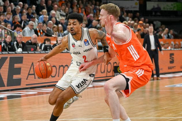 Ibrahim Watson BMA365 Baskets Bamberg, 02 vs Lars Thiemann RASTA Vechta, 21 RASTA Vechta vs BMA365 Baskets Bamberg, easyCredit Basketball Bundesliga, Matchday 27, Season 2025 2026, 02 04 2026, RASTA Vechta vs BMA365 Baskets Bamberg, easyCredit Basketball Bundesliga, Matchday 27, Season 2025 2026, 02 04 2026 Vechta Copyright: xEibner-Pressefoto RobertxGertzenx EP_RGN