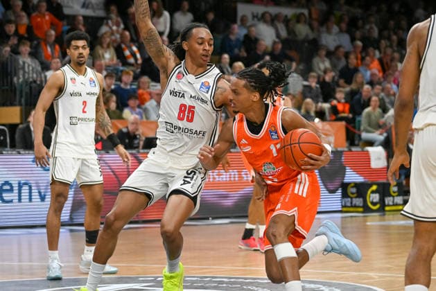 Alonzo Verge jr RASTA Vechta, 11 vs Austin Crowley BMA365 Baskets Bamberg, 85 RASTA Vechta vs BMA365 Baskets Bamberg, easyCredit Basketball Bundesliga, Matchday 27, Season 2025 2026, 02 04 2026, RASTA Vechta vs BMA365 Baskets Bamberg, easyCredit Basketball Bundesliga, Matchday 27, Season 2025 2026, 02 04 2026 Vechta Copyright: xEibner-Pressefoto RobertxGertzenx EP_RGN