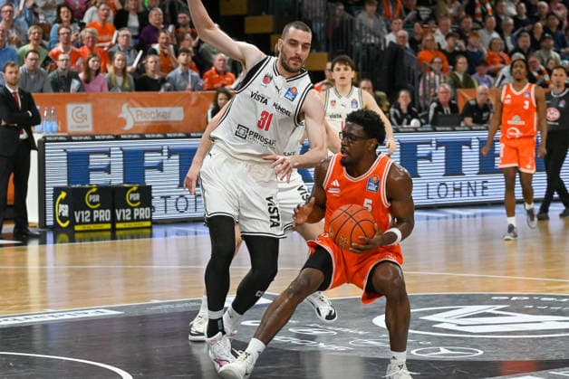 TJ Bamba RASTA Vechta, 05 vs Daniel Keppeler BMA365 Baskets Bamberg, 31 RASTA Vechta vs BMA365 Baskets Bamberg, easyCredit Basketball Bundesliga, Matchday 27, Season 2025 2026, 02 04 2026, RASTA Vechta vs BMA365 Baskets Bamberg, easyCredit Basketball Bundesliga, Matchday 27, Season 2025 2026, 02 04 2026 Vechta Copyright: xEibner-Pressefoto RobertxGertzenx EP_RGN