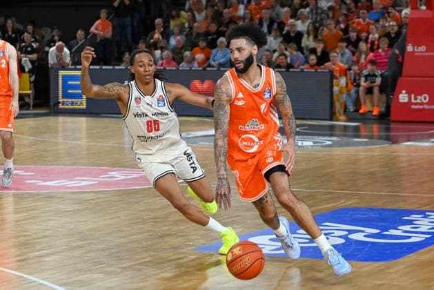 Tevin Brown RASTA Vechta, 10 vs Austin Crowley BMA365 Baskets Bamberg, 85 RASTA Vechta vs BMA365 Baskets Bamberg, easyCredit Basketball Bundesliga, Matchday 27, Season 2025 2026, 02 04 2026, RASTA Vechta vs BMA365 Baskets Bamberg, easyCredit Basketball Bundesliga, Matchday 27, Season 2025 2026, 02 04 2026 Vechta Copyright: xEibner-Pressefoto RobertxGertzenx EP_RGN