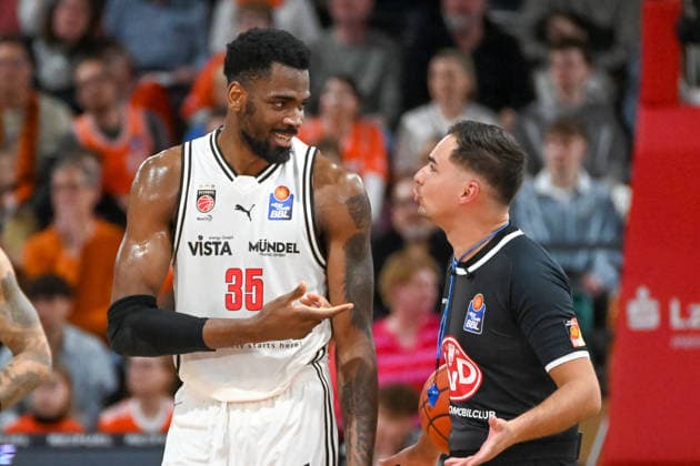 Ejiofor Onu BMA365 Baskets Bamberg, 35 in conversation with the referee RASTA Vechta vs BMA365 Baskets Bamberg, easyCredit Basketball Bundesliga, Matchday 27, Season 2025 2026, 02 04 2026, RASTA Vechta vs BMA365 Baskets Bamberg, easyCredit Basketball Bundesliga, Matchday 27, Season 2025 2026, 02 04 2026 Vechta Copyright: xEibner-Pressefoto RobertxGertzenx EP_RGN