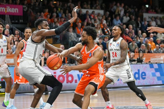 Lloyd Pandi RASTA Vechta, 41 vs Ejiofor Onu BMA365 Baskets Bamberg, 35 RASTA Vechta vs BMA365 Baskets Bamberg, easyCredit Basketball Bundesliga, Matchday 27, Season 2025 2026, 02 04 2026, RASTA Vechta vs BMA365 Baskets Bamberg, easyCredit Basketball Bundesliga, Matchday 27, Season 2025 2026, 02 04 2026 Vechta Copyright: xEibner-Pressefoto RobertxGertzenx EP_RGN
