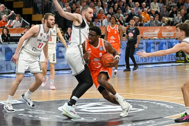 TJ Bamba RASTA Vechta, 05 vs Daniel Keppeler BMA365 Baskets Bamberg, 31 RASTA Vechta vs BMA365 Baskets Bamberg, easyCredit Basketball Bundesliga, Matchday 27, Season 2025 2026, 02 04 2026, RASTA Vechta vs BMA365 Baskets Bamberg, easyCredit Basketball Bundesliga, Matchday 27, Season 2025 2026, 02 04 2026 Vechta Copyright: xEibner-Pressefoto RobertxGertzenx EP_RGN