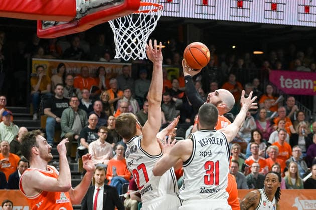 Tommy Kuhse RASTA Vechta, 12 vs Daniel Keppeler BMA365 Baskets Bamberg, 31 and Moritz Krimmer BMA365 Baskets Bamberg, 27 RASTA Vechta vs BMA365 Baskets Bamberg, easyCredit Basketball Bundesliga, Matchday 27, 2025 2026 season, 02 04 2026, RASTA Vechta vs BMA365 Baskets Bamberg, easyCredit Basketball Bundesliga, Matchday 27, 2025 2026 season, 02 04 2026 Vechta Copyright: xEibner-Pressefoto RobertxGertzenx EP_RGN