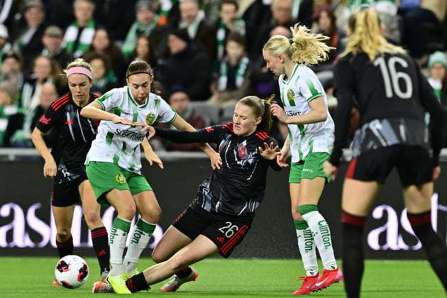 STOCKHOLM, SWEDEN 20260402 Sparta Pragues Denisa Rancova between Hammarbys Vilma Koivisto and Emilie Joramo during Thursdays Europa Cup semi-final between Hammarby IF and AC Sparta Prague at 3Arena STOCKHOLM SWEDEN x10030x  Copyright: xJonasxEkströmer TTx EUROPA CUP HAMMARBY-SPARTA PRAG