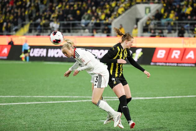 GOTHENBURG, SWEDEN 20260402 Eintracht Frankfurt s Amanda Ilestedt R controls the ball during the UEFA Women s Europa Cup 2nd leg semi final soccer match between BK Häcken and Eintracht Frankfurt at Hisingen Arena in Gothenburg, Sweden, on April 2, 2026 GÖTEBORG SWEDEN x9200x  Copyright: xAdamxIhse TTx SWEDEN SOCCER UEFA WOMEN S EUROPA CUP