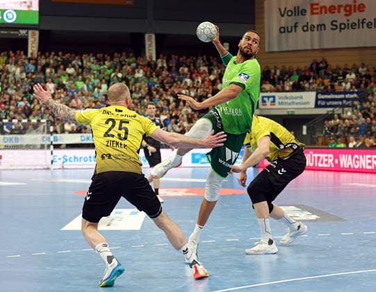 02 04 2026, xovx, Handball Daikin Handball Bundesliga, HSG Wetzlar TVB Stuttgart v l Patrick Zieker TVB Stuttgart , Philipp Ahouansou HSG Wetzlar , Lenny Rubin TVB Stuttgart Wetzlar Buderus Arena Hessen Germany EN