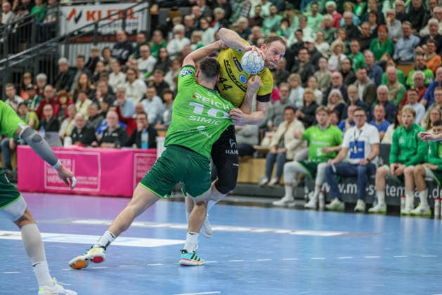 GER, Wetzlar, HSG Wetzlar vs TVB 1898 Stuttgart, Daikin Handball Bundesliga, Handball, HBL, Season 2025 2026, Buderus Arena Wetzlar, 27 Matchday in picture f l Josip Simic HSG Wetzlar 10 , Lenny Rubin TVB Stuttgart 44 DFB DFL REGULATIONS PROHIBIT ANY USE OF PHOTOGRAPHS AS IMAGE SEQUENCES AND OR QUASI VIDEO, 02 04 2026 Copyright: HMBxMedia HendrikxHamelau