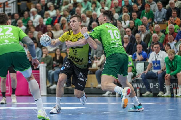 GER, Wetzlar, HSG Wetzlar vs TVB 1898 Stuttgart, Daikin Handball Bundesliga, Handball, HBL, Season 2025 2026, Buderus Arena Wetzlar, 27 Matchday in the picture from l Simone Mengon TVB Stuttgart 15 , Josip Simic HSG Wetzlar 10 DFB DFL REGULATIONS PROHIBIT ANY USE OF PHOTOGRAPHS AS IMAGE SEQUENCES AND OR QUASI VIDEO, 02 04 2026 Copyright: HMBxMedia HendrikxHamelau