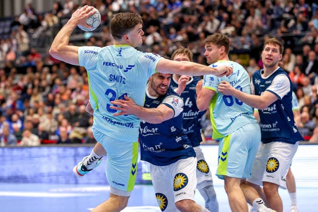 02 04 2026, Handball, HBL, Bergischer HC VfL Gummersbach, Mitsubishi Electric HALLE Düsseldorf Kay Smits VfL Gummersbach 31 in duel against Eloy Morante Maldonado BHC 33 throws the ball at the goal North Rhine-Westphalia Germany