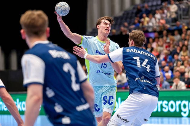 02 04 2026, Handball, HBL, Bergischer HC VfL Gummersbach, Mitsubishi Electric HALLE Düsseldorf Miro Schluroff VfL Gummersbach 15 in a duel against Gerdas Babarskas BHC 14 North Rhine-Westphalia Germany