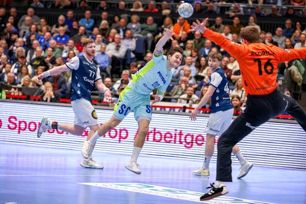 02 04 2026, Handball, HBL, Bergischer HC VfL Gummersbach, Mitsubishi Electric HALLE Düsseldorf Ludvig Hallbäck VfL Gummersbach 20 throws the ball at the goal of goalkeeper Lukas Diedrich BHC 16 North Rhine-Westphalia Germany