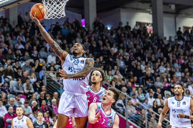 Michael Weathers MLP Academics Heidelberg, 20 alone at the basket, Osun Osunniyi MLP Academics Heidelberg, 12 , Grayson Murphy Telekom Baskets Bonn, 07 and Michael Kessens Telekom Baskets Bonn, 06 watch Telekom Baskets Bonn vs MLP Academics Heidelberg, Basketball, easy Credit BBL, Matchday 27, 2025 2026, 02 04 2026 Telekom Baskets Bonn vs MLP Academics Heidelberg, Basketball, easy Credit BBL, Matchday 27, 2025 2026, 02 04 2026 Bonn Copyright: xEibner-Pressefoto GerhardxWingenderx EP_GWR