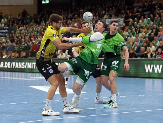 02 04 2026, xovx, Handball Daikin Handball Bundesliga, HSG Wetzlar TVB Stuttgart v l Antonio Serradilla TVB Stuttgart , Samuel Röthlisberger TVB Stuttgart , Dominik Mappes HSG Wetzlar , Josip Simic HSG Wetzlar Wetzlar Buderus Arena Hessen Germany EN