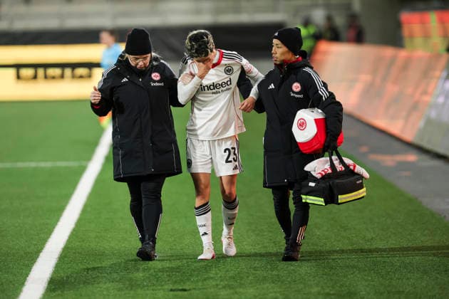 GOTHENBURG, SWEDEN 20260402 Eintracht Frankfurt s Sara Doorsoun leaves the field after an injury during the UEFA Women s Europa Cup 2nd leg semi final soccer match between BK Häcken and Eintracht Frankfurt at Hisingen Arena in Gothenburg, Sweden, on April 2, 2026 GÖTEBORG SWEDEN x9200x  Copyright: xAdamxIhse TTx SWEDEN SOCCER UEFA WOMEN S EUROPA CUP