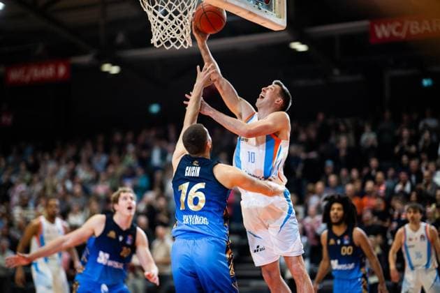 BASKETBALL EASYCREDIT BBL 27 GAME DAY SCIENCE CITY JENA SKYLINERS FRANKFURT FOR EDITORIAL PURPOSES ONLY p 02 04 2026 Jena Basketball easyCredit BBL 1 Basketball Bundesliga Season 2025 2026 27 Matchday Sparkassen Arena Science City Jena SKYLINERS Frankfurt in the photo Joe Wieskamp 10 Science City Jena in a duel with Radii Caisin 16 SKYLINERS Germany Thueringen Jena Copyright SaschaxFromm Copyright: SaschaxFromm doc858veve49xw1ikri7195d ,EDITORIAL USE ONLY Copyright: SaschaxFromm