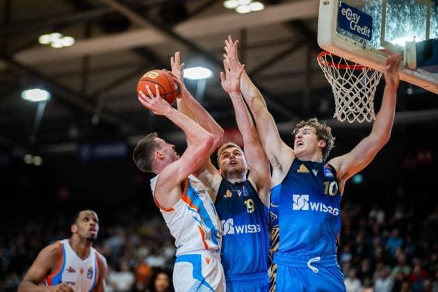 BASKETBALL EASYCREDIT BBL 27 GAME DAY SCIENCE CITY JENA SKYLINERS FRANKFURT FOR EDITORIAL PURPOSES ONLY p 02 04 2026 Jena Basketball easyCredit BBL 1 Basketball Bundesliga Season 2025 2026 27 Matchday Sparkassen Arena Science City Jena SKYLINERS Frankfurt in the photo Joe Wieskamp 10 Science City Jena in a duel with Till Pape 19 SKYLINERS and Jacob Holt 10 SKYLINERS Germany Thueringen Jena Copyright SaschaxFromm Copyright: SaschaxFromm doc858vfngphee1cnlp71931 ,EDITORIAL USE ONLY Copyright: SaschaxFromm