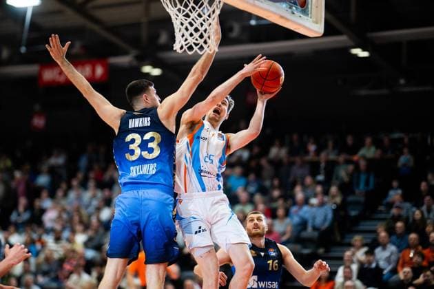 BASKETBALL EASYCREDIT BBL 27 GAME DAY SCIENCE CITY JENA SKYLINERS FRANKFURT FOR EDITORIAL PURPOSES ONLY p 02 04 2026 Jena Basketball easyCredit BBL 1 Basketball Bundesliga Season 2025 2026 27 Matchday Sparkassen Arena Science City Jena SKYLINERS Frankfurt in photo Lorenz Bank 25 Science City Jena in duel with Ryan Hawkins 33 SKYLINERS Germany Thueringen Jena Copyright SaschaxFromm Copyright: SaschaxFromm doc858vfp5k8vd181yd4leo ,EDITORIAL USE ONLY Copyright: SaschaxFromm
