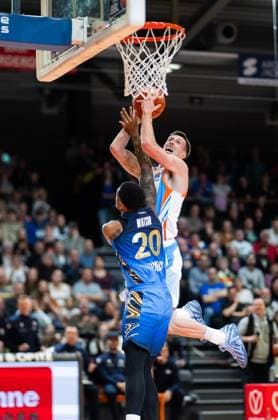 BASKETBALL EASYCREDIT BBL 27 GAME DAY SCIENCE CITY JENA SKYLINERS FRANKFURT FOR EDITORIAL PURPOSES ONLY p 02 04 2026 Jena Basketball easyCredit BBL 1 Basketball Bundesliga Season 2025 2026 27 Matchday Sparkassen Arena Science City Jena SKYLINERS Frankfurt in the photo Joe Wieskamp 10 Science City Jena in a duel with Desmond Watson 20 SKYLINERS Germany Thueringen Jena Copyright SaschaxFromm Copyright: SaschaxFromm doc858vhinmlckho2n4195d ,EDITORIAL USE ONLY Copyright: SaschaxFromm