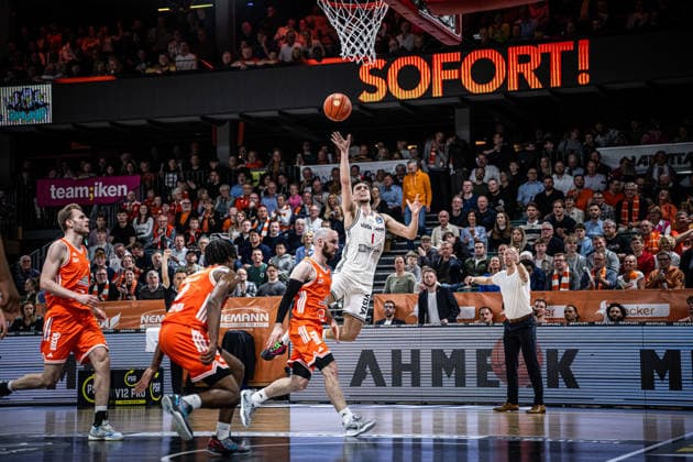 1 Basketball Bundesliga, easyCredit BBL, Season 2025 2026, Men, Main Round, Matchday 27, 02 04 2026, RASTA Vechta BMA365 Bamberg Baskets Zachary Ensminger 1 BMA365 Bamberg Baskets at the basket Vechta RASTA Dome Lower Saxony Germany