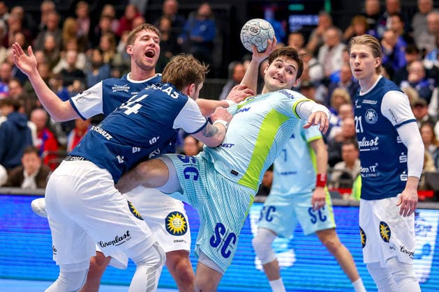 02 04 2026, Handball, HBL, Bergischer HC VfL Gummersbach, Mitsubishi Electric HALLE Düsseldorf Ludvig Hallbäck VfL Gummersbach 20 throws the ball at the goal North Rhine-Westphalia Germany