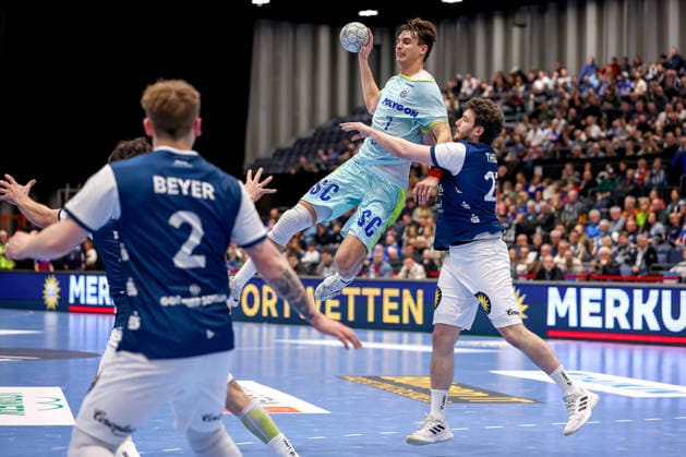 02 04 2026, Handball, HBL, Bergischer HC VfL Gummersbach, Mitsubishi Electric HALLE Düsseldorf Julian Köster VfL Gummersbach 07 in a duel against Joshua Thiele BHC 23 North Rhine-Westphalia Germany
