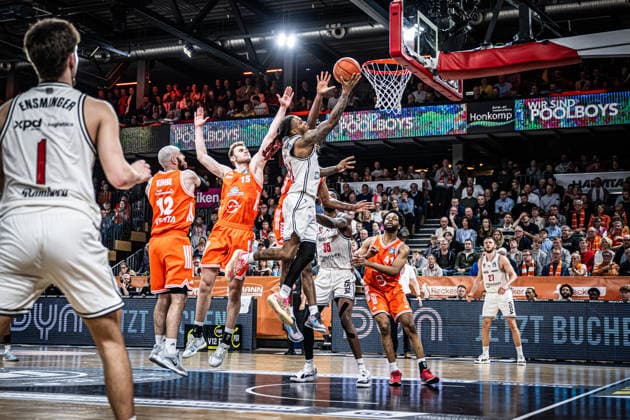 1 Basketball Bundesliga, easyCredit BBL, Season 2025 2026, Men, Main Round, Matchday 27, 02 04 2026, RASTA Vechta BMA365 Bamberg Baskets Cobe Williams 24 BMA365 Bamberg Baskets at the basket Vechta RASTA Dome Lower Saxony Germany