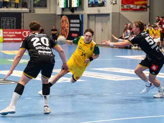 Linus Kutz VfL Eintracht Hagen, 34 dribbling against Lukas Siegler HSG Krefeld Niederrhein, 20 and Niklas Ingenpass HSG Krefeld Niederrhein, 55 VfL Eintracht Hagen vs HSG Krefeld Niederrhein, Handball, 2 Bundesliga, Matchday 26, Season 2025 2026, 02 04 2026 VfL Eintracht Hagen vs HSG Krefeld Niederrhein, Handball, 2 Bundesliga, Matchday 26, Season 2025 2026, 02 04 2026 Hagen Copyright: xEibner-Pressefoto Kruczynskix EP_DKI