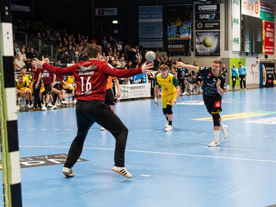 Falk Kolodziej HSG Krefeld Niederrhein, 05 on a seven-meter penalty against Pascal Bochmann VfL Eintracht Hagen, 16 VfL Eintracht Hagen vs HSG Krefeld Niederrhein, Handball, 2 Bundesliga, Matchday 26, Season 2025 2026, 02 04 2026 VfL Eintracht Hagen vs HSG Krefeld Niederrhein, Handball, 2 Bundesliga, Matchday 26, Season 2025 2026, 02 04 2026 Hagen Copyright: xEibner-Pressefoto Kruczynskix EP_DKI