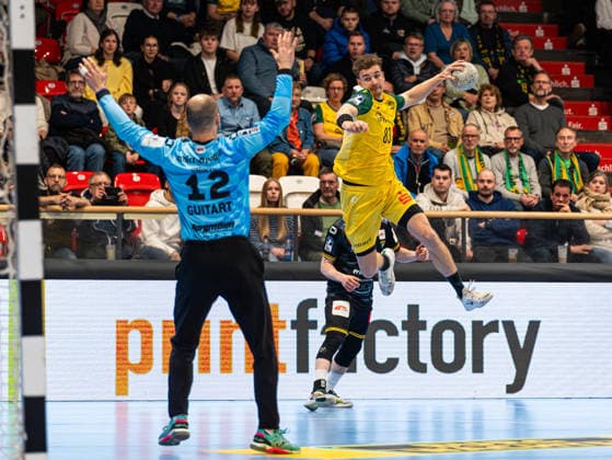 Pierre Busch VfL Eintracht Hagen, 83 on goal throw against Pau Guitart Alguacil HSG Krefeld Niederrhein, 12 VfL Eintracht Hagen vs HSG Krefeld Niederrhein, Handball, 2 Bundesliga, Matchday 26, Season 2025 2026, 02 04 2026 VfL Eintracht Hagen vs HSG Krefeld Niederrhein, Handball, 2 Bundesliga, Matchday 26, Season 2025 2026, 02 04 2026 Hagen Copyright: xEibner-Pressefoto Kruczynskix EP_DKI