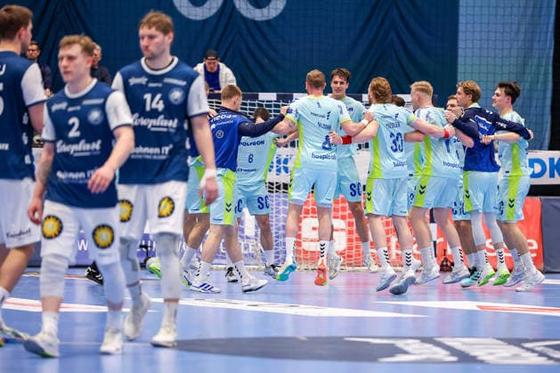02 04 2026, Handball, HBL, Bergischer HC VfL Gummersbach, Mitsubishi Electric HALLE Düsseldorf Closing cheers after Gummersbachs victory in the derby against BHC Nordrhein Westfalen Germany