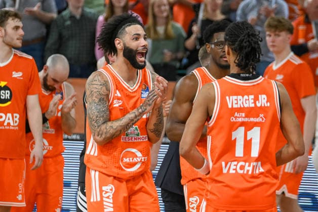 Tevin Brown RASTA Vechta, 10 cheers about the victory RASTA Vechta vs BMA365 Baskets Bamberg, easyCredit Basketball Bundesliga, 27 Matchday, Season 2025 2026, 02 04 2026, RASTA Vechta vs BMA365 Baskets Bamberg, easyCredit Basketball Bundesliga, 27 Matchday, Season 2025 2026, 02 04 2026 Vechta Copyright: xEibner-Pressefoto RobertxGertzenx EP_RGN