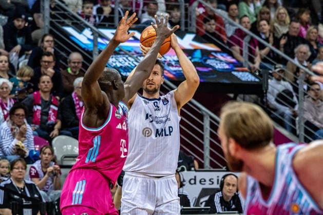 Paul Zipser MLP Academics Heidelberg, 09 vs Kur Jongkuch Telekom Baskets Bonn, 15 Telekom Baskets Bonn vs MLP Academics Heidelberg, Basketball, easy Credit BBL, Matchday 27, 2025 2026, 02 04 2026 Telekom Baskets Bonn vs MLP Academics Heidelberg, Basketball, easy Credit BBL, Matchday 27, 2025 2026, 02 04 2026 Bonn Copyright: xEibner-Pressefoto GerhardxWingenderx EP_GWR