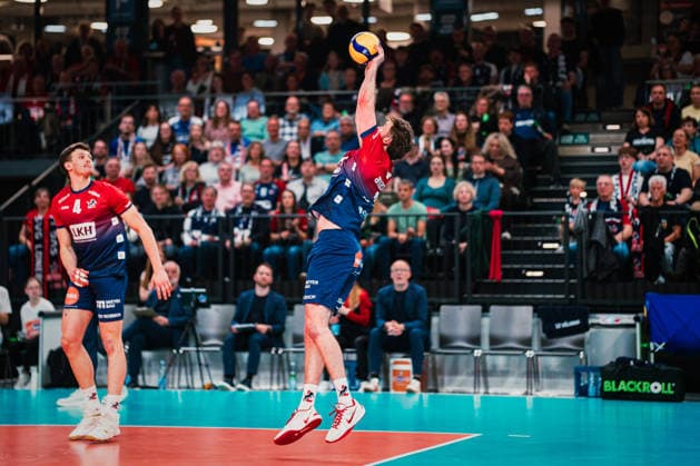 CEV Cup SVG Lüneburg Greenyard Maaseik, 02 04 2026 Jesse Elser SVG Lüneburg, 3 gets the ball CEV Volleyball Cup, semi-final, second leg SVG Lüneburg vs Greenyard Maaseik on 02 04 2026 in the LKH Arena, Lüneburg Copyright: xBEAUTIFULxSPORTS Tonhäuserx