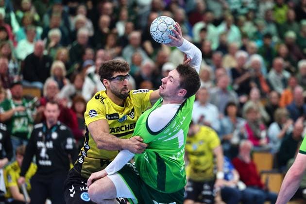 Antonio Serradilla TVB Stuttgart, 05 in duel with Dominik Mappes HSG Wetzlar, 07 GER, HSG Wetzlar vs TVB Stuttgart, Handball, 1 Bundesliga, Matchday 27, Season 2025 2026, 02 04 2026 GER, HSG Wetzlar vs TVB Stuttgart, Handball, 1 Bundesliga, Matchday 27, Season 2025 2026, 02 04 2026 Wetzlar Copyright: xEibner-Pressefoto RenexWeissx EP_RWS