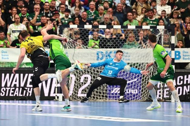Anadin Suljakovic HSG Wetzlar, 12 holds the last throw of the game against Lenny Rubin TVB Stuttgart, 44 GER, HSG Wetzlar vs TVB Stuttgart, Handball, 1 Bundesliga, 27 Matchday, Season 2025 2026, 02 04 2026 GER, HSG Wetzlar vs TVB Stuttgart, Handball, 1 Bundesliga, 27 Matchday, Season 2025 2026, 02 04 2026 Wetzlar Copyright: xEibner-Pressefoto RenexWeissx EP_RWS