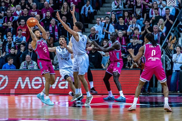 Mateo Seric MLP Academics Heidelberg, 21 vs Alijah Comithier Telekom Baskets Bonn, 02 , Kur Jongkuch Telekom Baskets Bonn, 15 , Jalen Finch Telekom Baskets Bonn, 00 Telekom Baskets Bonn vs MLP Academics Heidelberg, Basketball, easy Credit BBL, Matchday 27, 2025 2026, 02 04 2026 Telekom Baskets Bonn vs MLP Academics Heidelberg, Basketball, easy Credit BBL, Matchday 27, 2025 2026, 02 04 2026 Bonn Copyright: xEibner-Pressefoto GerhardxWingenderx EP_GWR