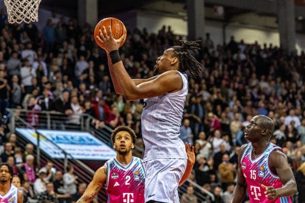 Osun Osunniyi MLP Academics Heidelberg, 12 alone at the basket, Kur Jongkuch Telekom Baskets Bonn, 15 and Alijah Comithier Telekom Baskets Bonn, 02 watch Telekom Baskets Bonn vs MLP Academics Heidelberg, Basketball, easy Credit BBL, Matchday 27, 2025 2026, 02 04 2026 Telekom Baskets Bonn vs MLP Academics Heidelberg, Basketball, easy Credit BBL, Matchday 27, 2025 2026, 02 04 2026 Bonn Copyright: xEibner-Pressefoto GerhardxWingenderx EP_GWR